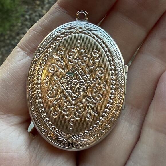 Vintage Large Silver Tone Scrolled Embossed Picture Oval Locket Pendant - Picture 6 of 7